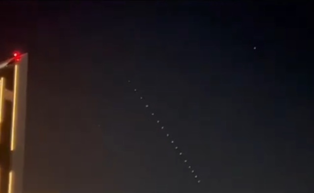 Φωτεινό-«τρένο»-δορυφόρων-starlink-πέρασε-πάνω-από-την-Κύπρο,-δείτε-βίντεο