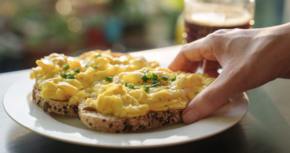 Αυγά-scrambled:-Το-λάθος-στο-μαγείρεμα-που-μπορεί-να-τα-κάνει…-«λάστιχο»