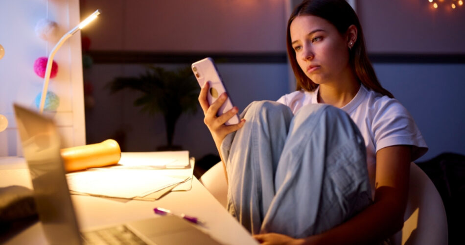 Εθισμός-στα-social-media:-Οδηγός-επιβίωσης-για-μικρούς-και-μεγάλους