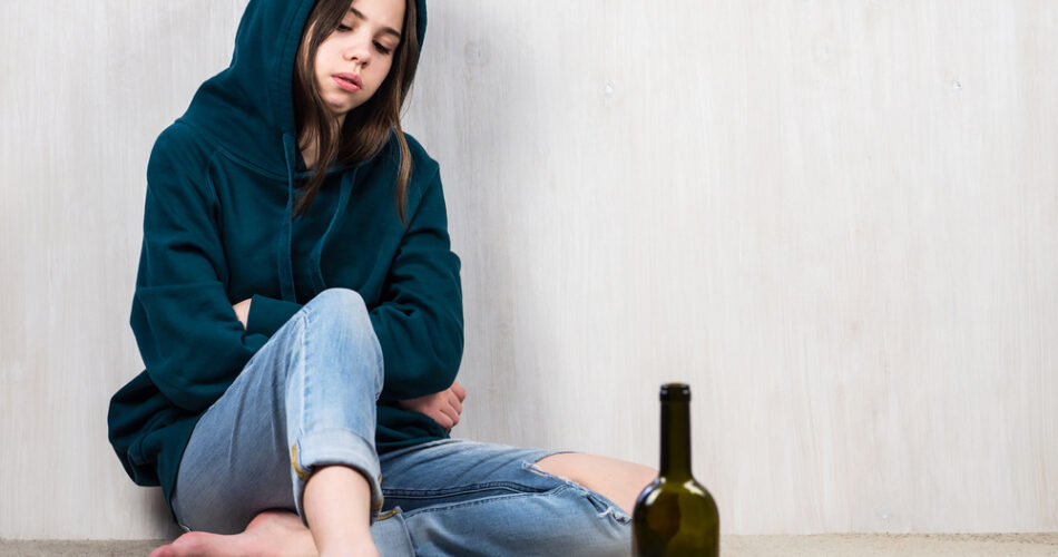 Το-πολύ-αλκοόλ-στην-εφηβεία-αφήνει-«σημάδια»-στον-εγκέφαλο