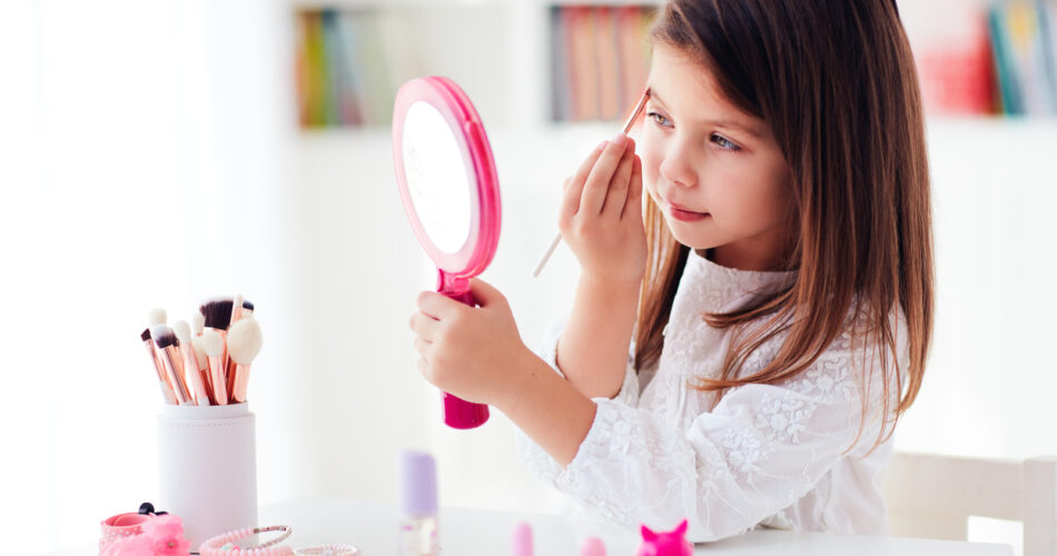 Μακιγιάζ-και-skincare-από-το-σχολείο:-Γιατί-τα-κορίτσια-βάφονται-σε-ολοένα-μικρότερη-ηλικία