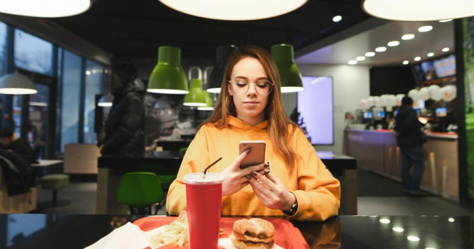 Έφηβοι-με-smartphones-από-τα-12:-Πώς-επηρεάζουν-τη-σχέση-με-το-σώμα-και-το-φαγητό
