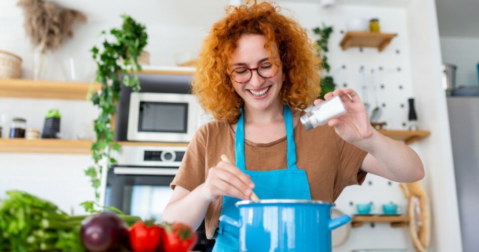 5-tips-για-λιγότερο-αλάτι,-χωρίς-να-«θυσιάσετε»-τη-γεύση-–-Από-τους-ειδικούς